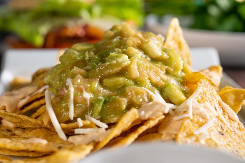 Nachos con guacamole, chili de azukuis y queso