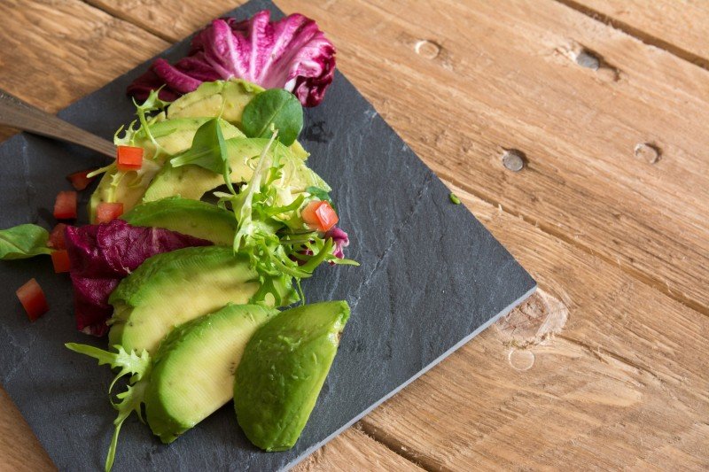 Ensalada de aguacate y arroz integral.
