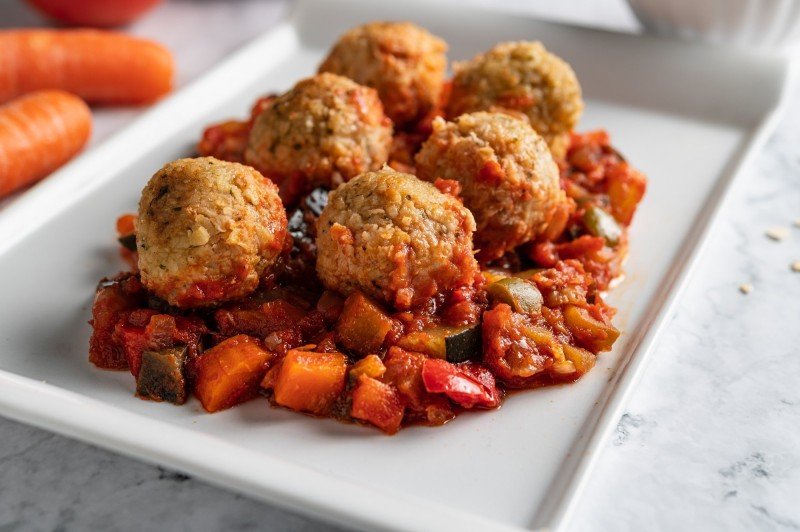 Albóndigas de avena con pisto manchego.
